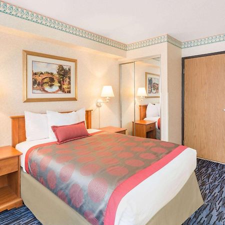Ramada By Wyndham Kent Seattle Area Hotel Exterior foto