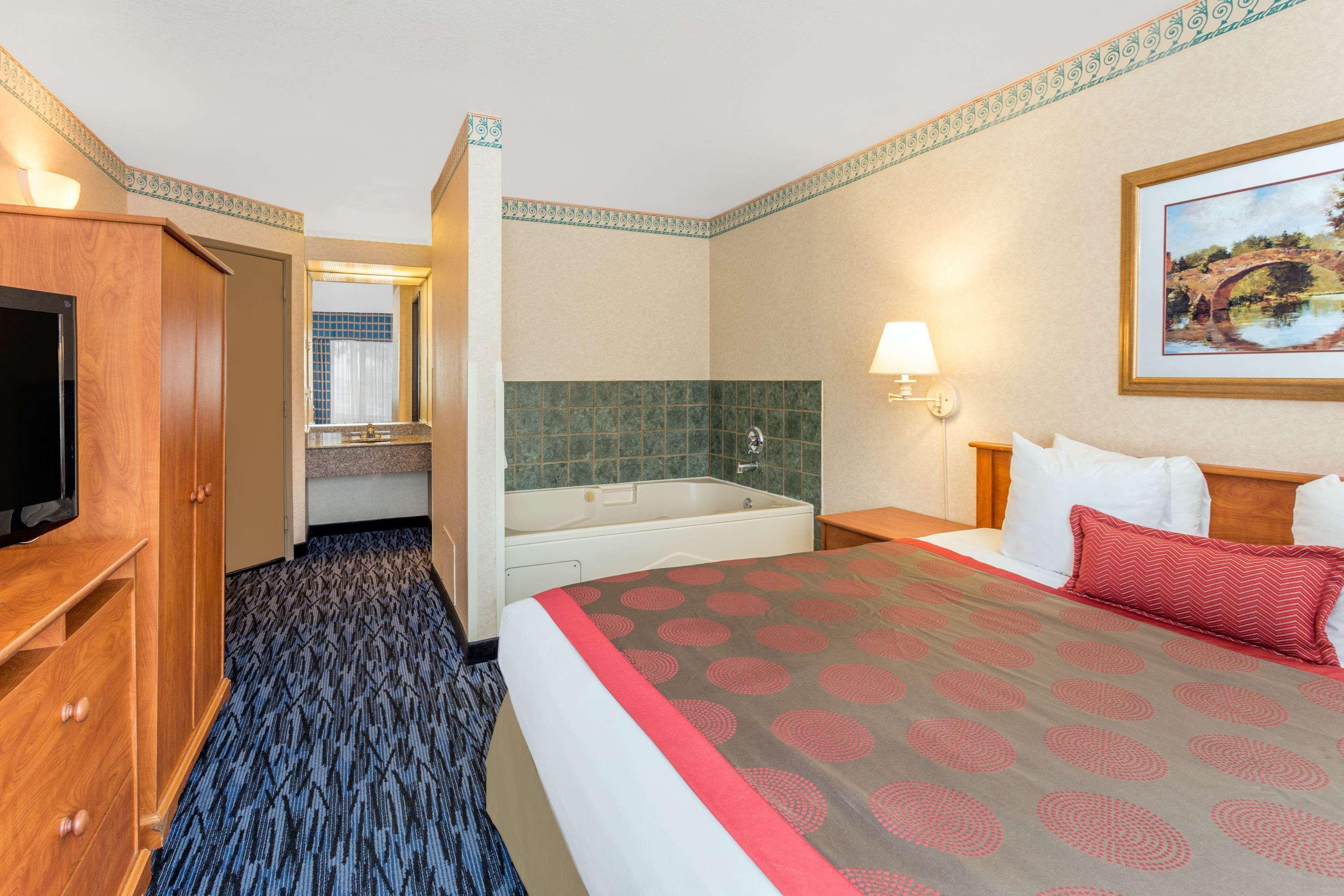 Ramada By Wyndham Kent Seattle Area Hotel Exterior foto