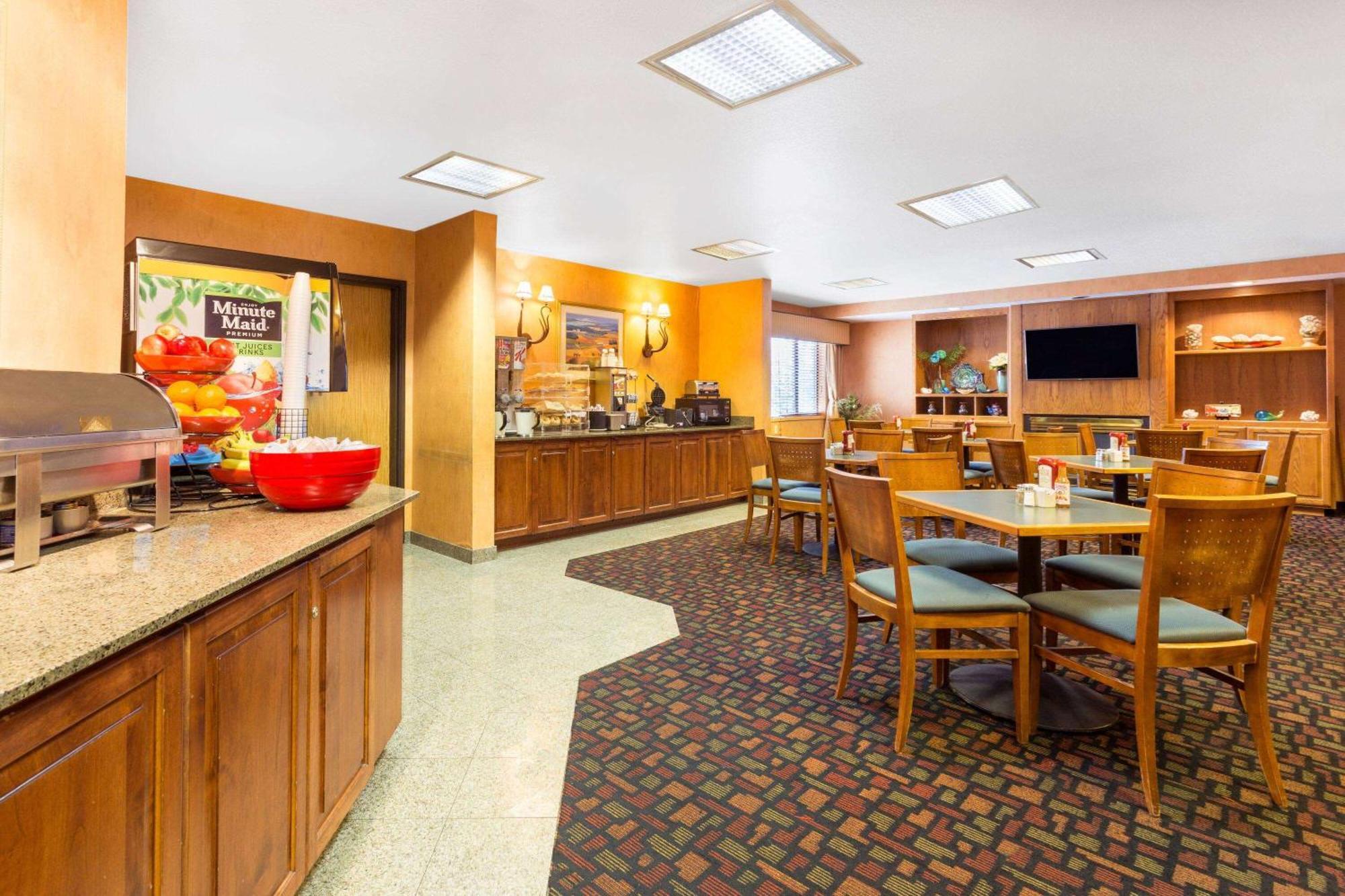 Ramada By Wyndham Kent Seattle Area Hotel Exterior foto
