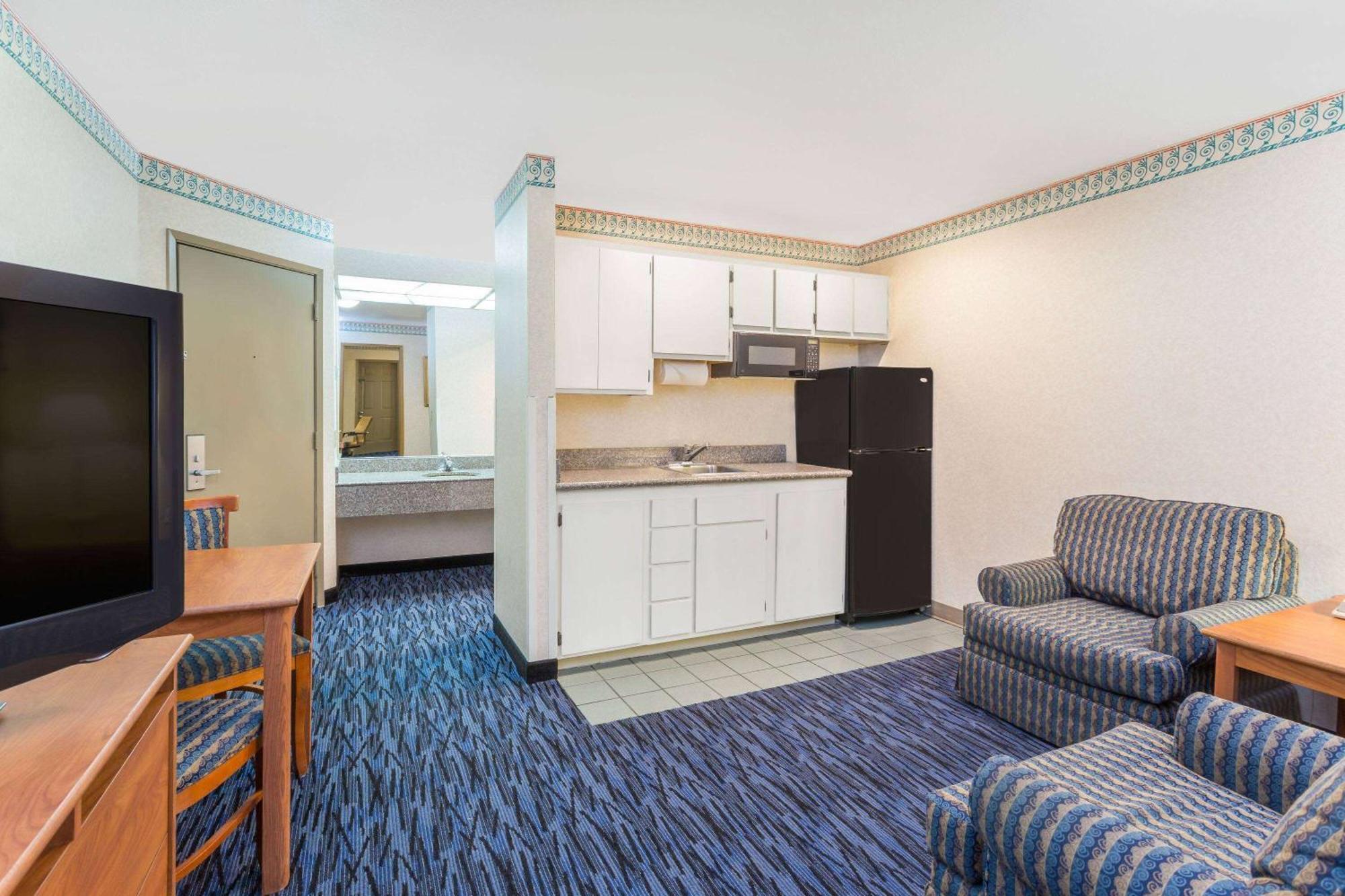 Ramada By Wyndham Kent Seattle Area Hotel Exterior foto